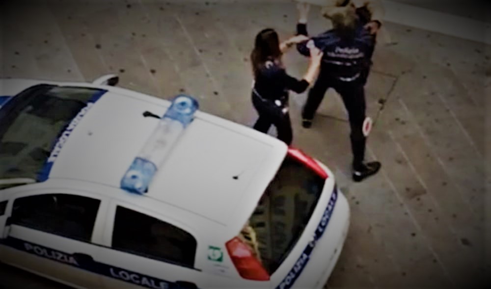 Castellammare, vigilessa aggredita in strada: investita da un uomo mentre gli multa l’auto